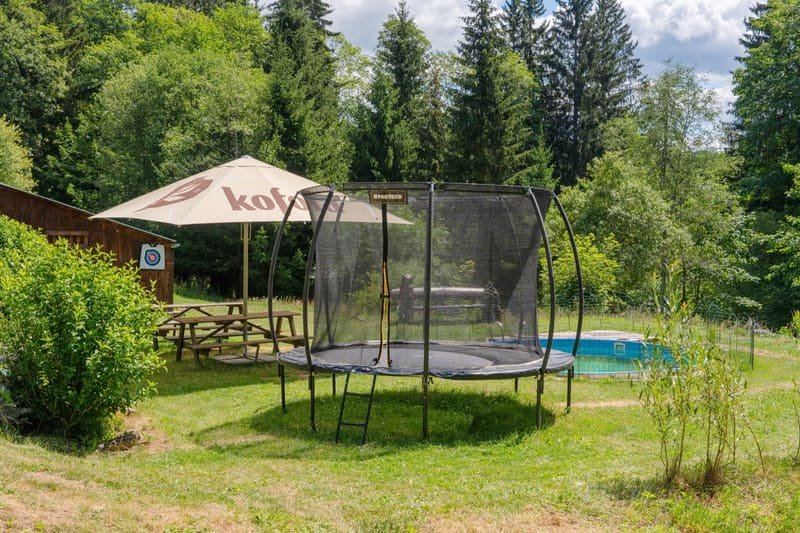 Trampolína a bazének na zahradě penzionu